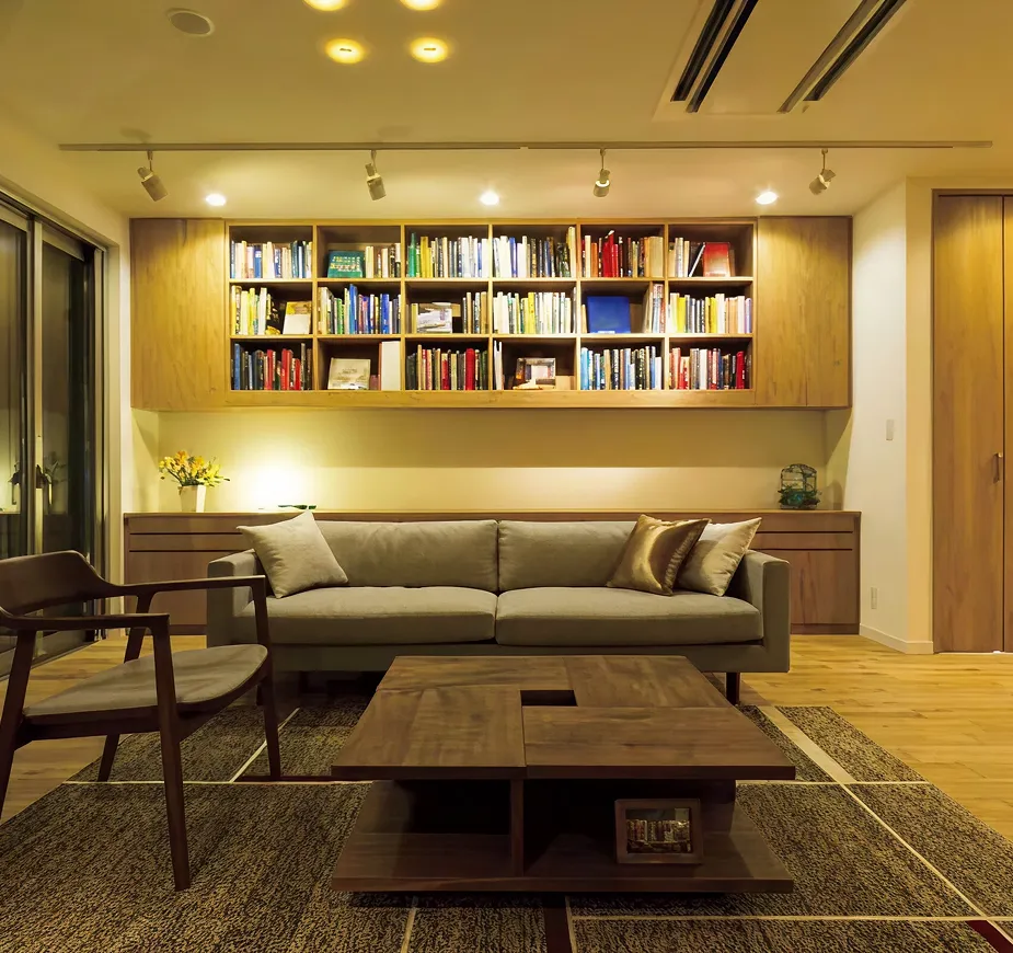 優しい灯りと木の質感に癒やされ、一息つく土間リビング