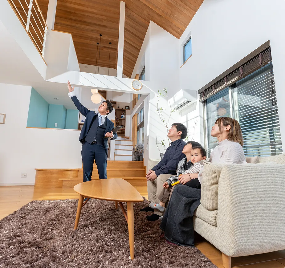 見上げる吹き抜けと無垢材癒しとぬくもりの大空間リビング