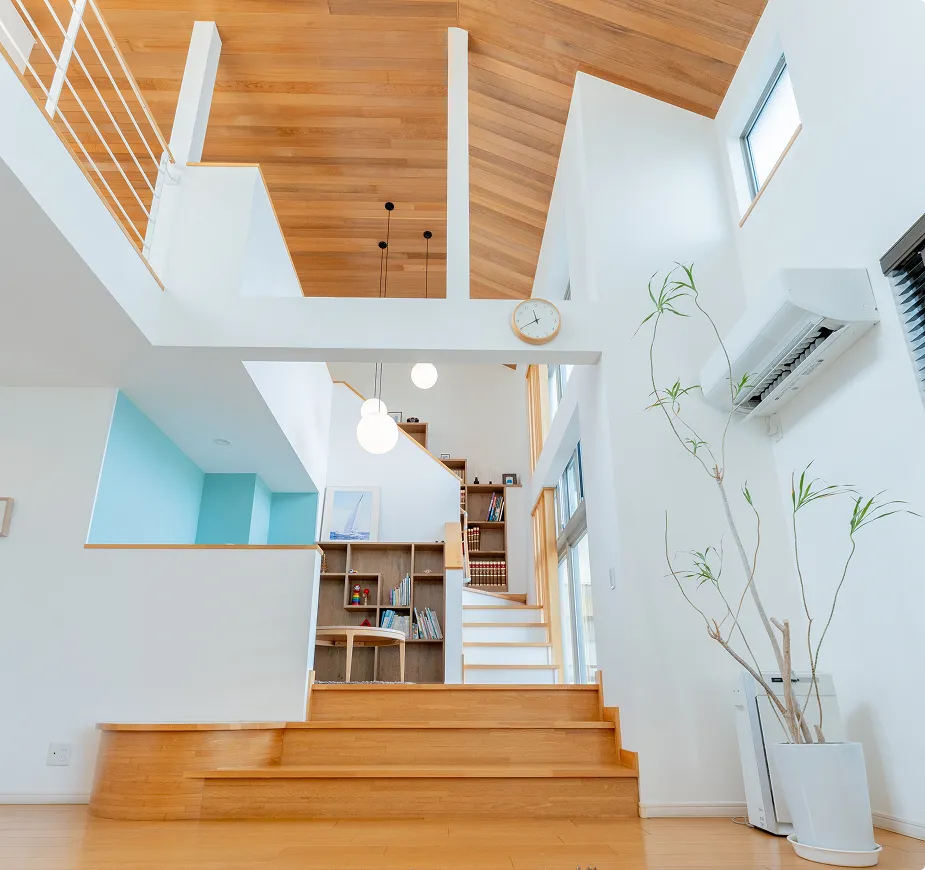 階段の途中に秘密基地2階と3階を繋ぐ、遊び心溢れるスキップフロア