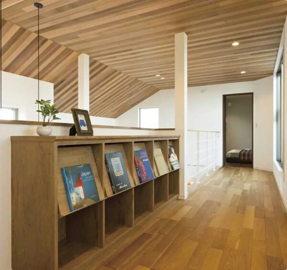 見上げれば、無垢のやすらぎ。心地よい木目天井が包む癒し空間