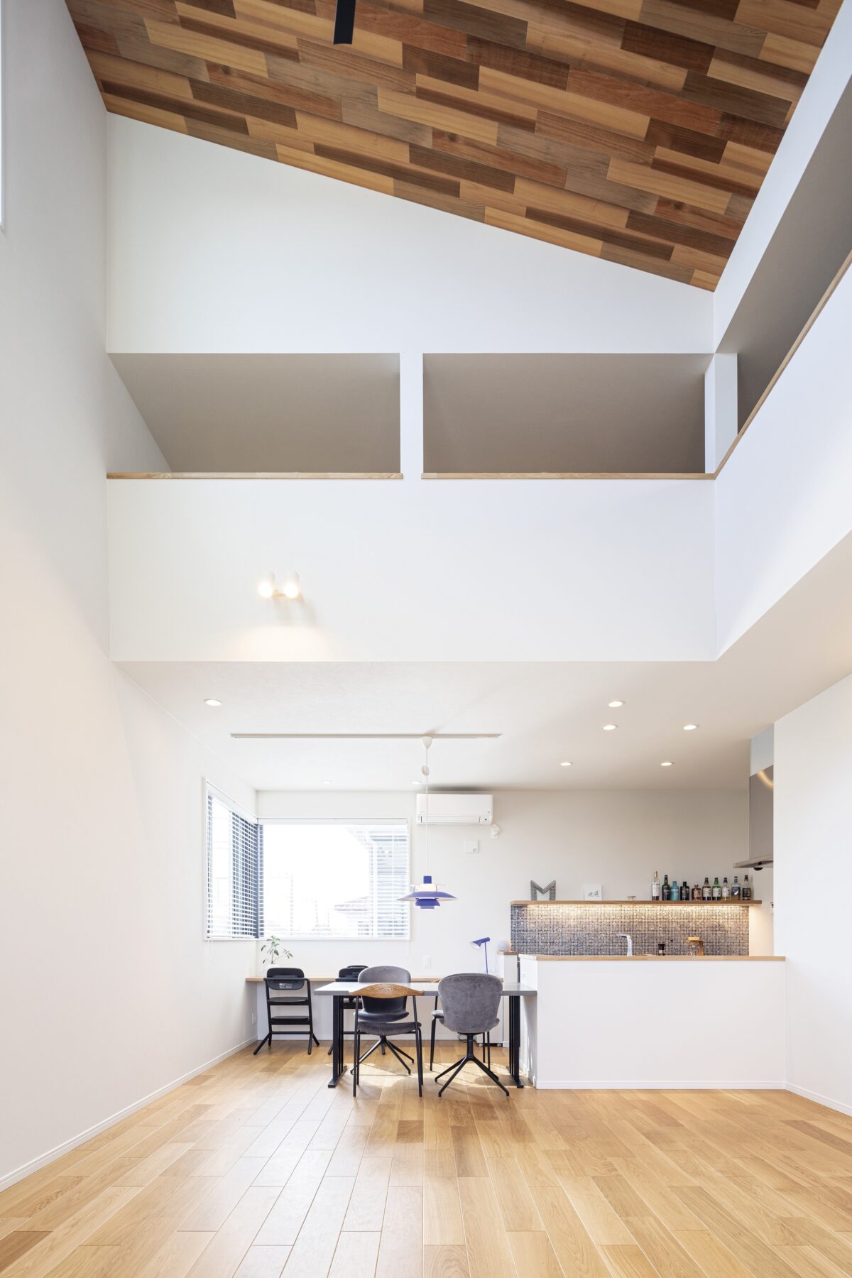 吹き抜けを楽しむ神奈川の注文住宅。家族と趣味に寄り添うこだわり設計。