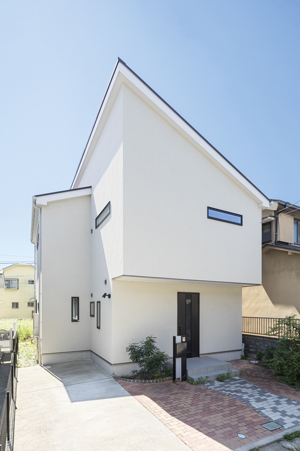 スリット窓がアクセントの、シンプルでスタイリッシュな外観。光を取り入れつつ、プライバシーにも配慮。