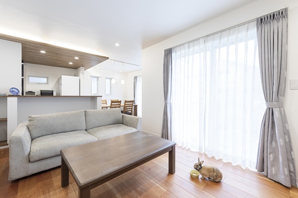 天井近くまでの大型サッシが印象的な約20帖のLDK。ウッドデッキへと続く、光と風があふれる開放的な空間。