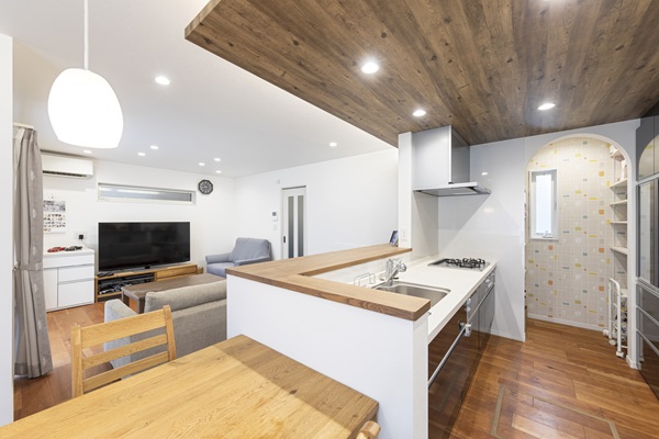 収納力抜群のキッチン。背面の専用キャビネットと大型パントリーが、日々の家事を快適に。