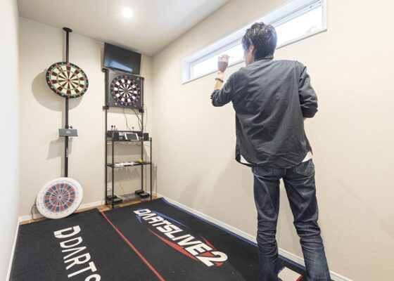 K様のこだわりが詰まった趣味の部屋。ボードの高さから投げる距離まで、すべて公式大会と同仕様の本格的なダーツルーム。