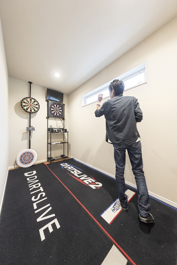 K様のこだわりが詰まった趣味の部屋。ボードの高さから投げる距離まで、すべて公式大会と同仕様の本格的なダーツルーム。