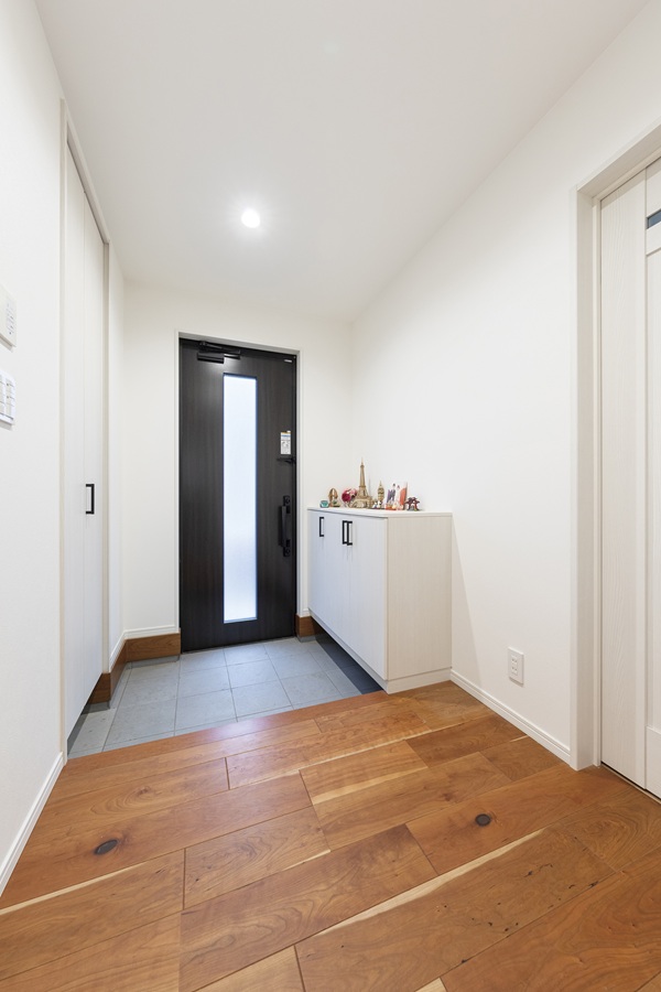 玄関には約1坪の大型シューズクロークを確保。換気窓付きで、ウサギ用アイテムやカー用品もすっきり収納。