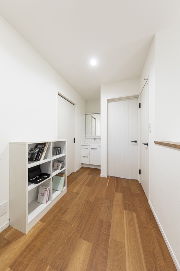 広々とした2階ホールにはセカンド洗面台を配置。朝の身支度や来客時にも活躍する便利なスペース。