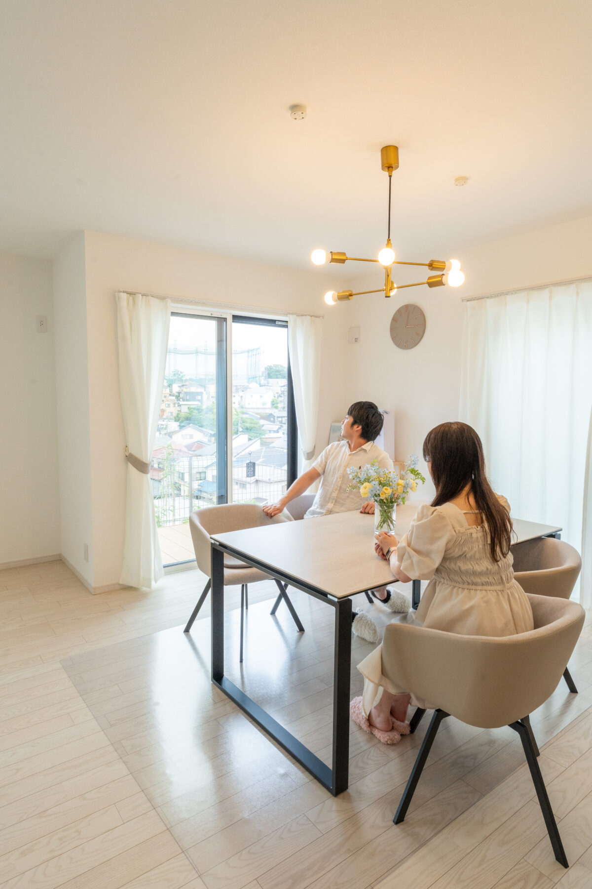 高台の眺望を取り込む大空間LDK。アイデアが光るリビング階段のある注文住宅